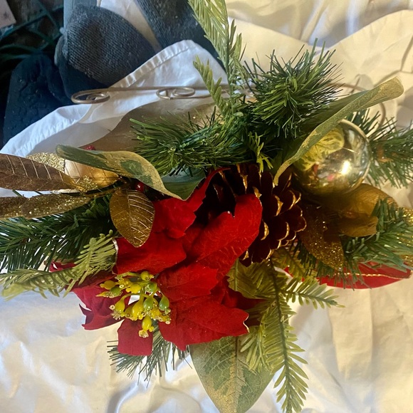 Nwt….table arrangement …. In gold sleigh….beautiful piece!!! - Picture 7 of 7
